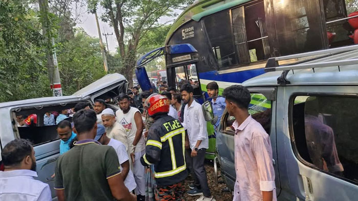 চট্টগ্রামের লোহাগাড়ায় বাস-মাইক্রো সংঘর্ষে নিহত বেড়ে ১০